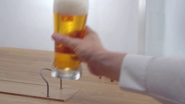 Video Reference N3: Beer glass, Glass bottle, Drink, Drinkware, Bottle, Beer, Wheat beer, Alcohol, Pint glass, Lager, Person