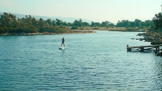 Video Reference N3: Water, Reservoir, Lake, Water resources, Sea, Surface water sports, Stand up paddle surfing, Inlet, Sky, River