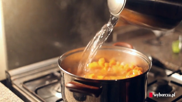 Video Reference N7: Food, Dish, Cuisine, Ingredient, Recipe, Soup, Gravy, Boiling, Produce