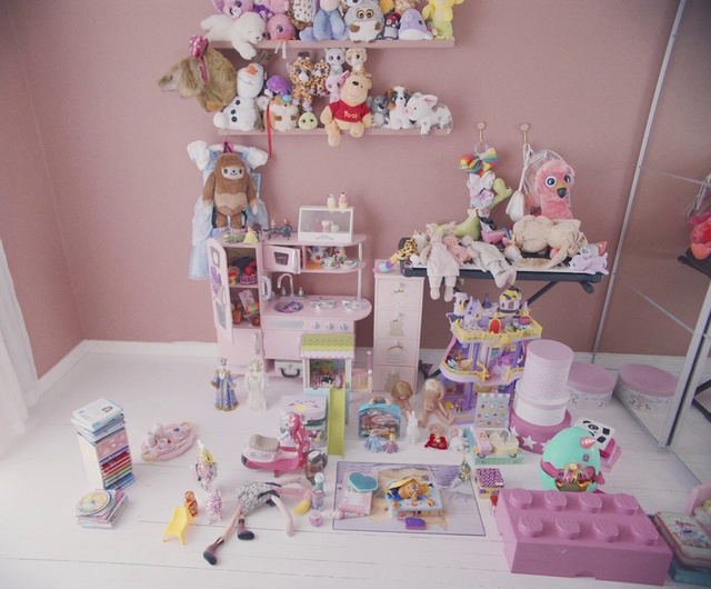 Video Reference N8: Pink, Product, Toy, Room, Interior design, Party, Table, Souvenir, Baby shower, Collection