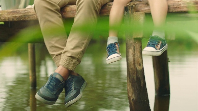 Video Reference N0: Green, Footwear, Water, Shoe, Human leg, Leg, Jeans, Reflection, Cool, Grass