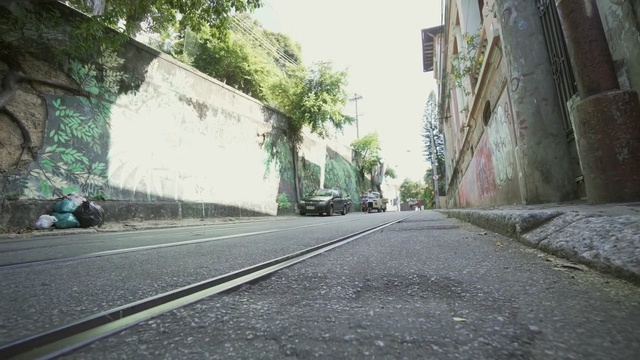 Video Reference N1: Road, Lane, Street, Asphalt, Town, Thoroughfare, Infrastructure, Alley, Neighbourhood, Architecture