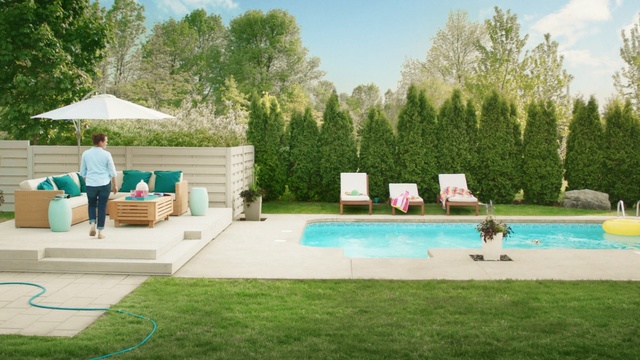 Video Reference N7: swimming pool, leisure, property, backyard, yard, estate, grass, plant, house, lawn, Person