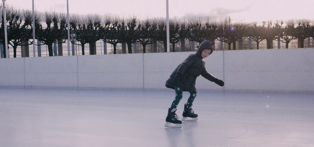 Video Reference N3: Ice skating, Ice skate, Skating, Sports equipment, Recreation, Snow, Ice rink, Freezing, Footwear, Winter