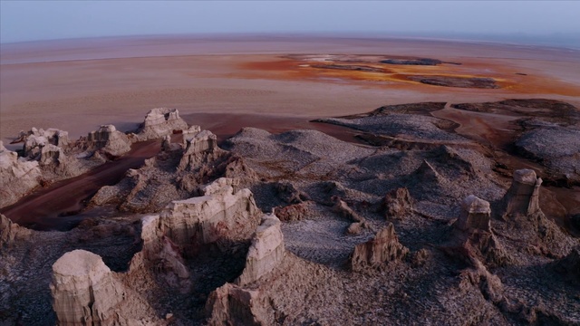 Video Reference N1: Badlands, Rock, Sky, Formation, Landscape, Geology, Horizon, Sea, Makhtesh, Desert