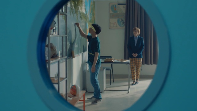 Video Reference N1: Blue, Mirror, Fun, Window, Room, Photography, Circle, Leisure, Door, Reflection