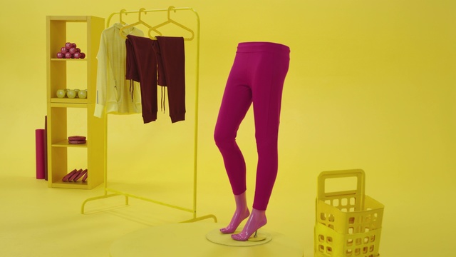 Video Reference N0: Clothing, Yellow, Purple, Leg, Standing, Leggings, Trousers, Waist, Active pants, Material property