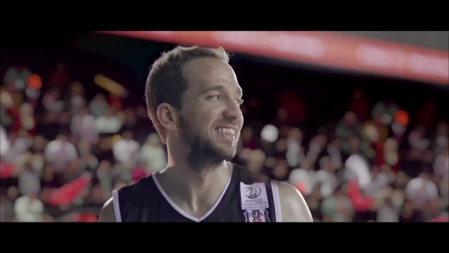 Video Reference N1: Forehead, Sports uniform, Shoulder, Smile, Flash photography, Player, Beard, Jersey, T-shirt, Vest
