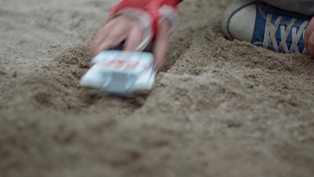 Video Reference N0: Sand, Soil, Finger, Hand, Nail, Leg, Human leg, Foot, Flooring, Floor