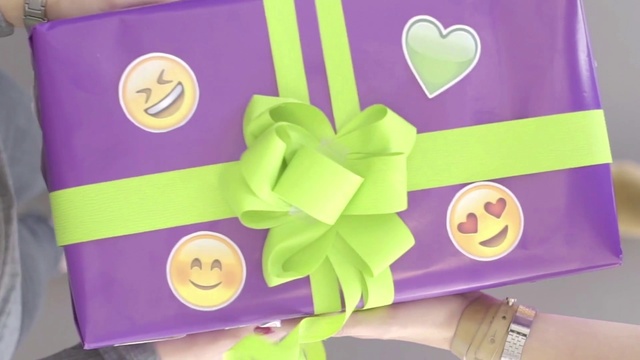 Video Reference N2: Purple, Violet, Pink, Smile, Party favor, Paper, Paper product, Ribbon