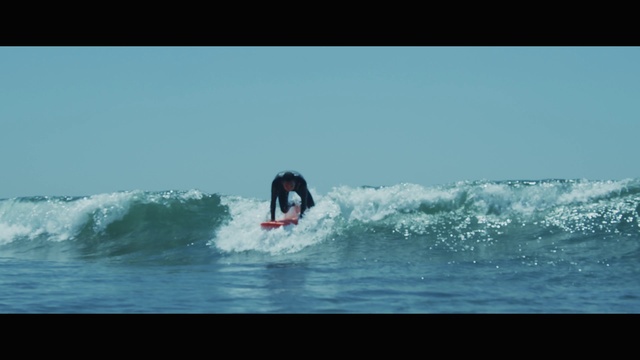 Video Reference N0: Surfing equipment, Surfing, Wave, Boardsport, Surfboard, Wind wave, Surface water sports, Skimboarding, Wakesurfing, Water sport, Water, Outdoor, Riding, Sport, Man, Ocean, Board, Small, Large, Suit, Young, White, Beach, Person, Rider, Surf