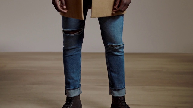 Video Reference N0: Jeans, Denim, Blue, Clothing, Footwear, Human leg, Leg, Standing, Knee, Pocket