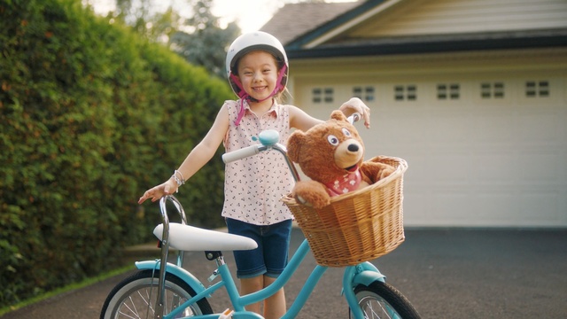 Video Reference N0: Bicycle basket, Vehicle, Bicycle accessory, Bicycle, Tricycle, Recreation, Vacation, Smile, Fawn, Teddy bear, Person