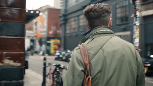 Video Reference N4: street, urban area, infrastructure, road, standing, vehicle, city, car, Person