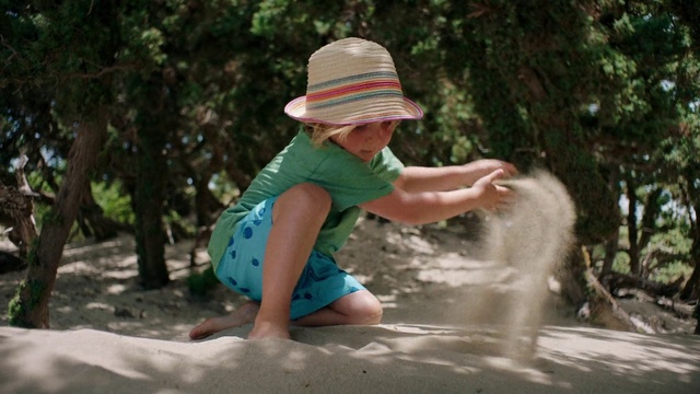 Video Reference N5: Vacation, Fun, Headgear, Tree, Sand, Play, Recreation, Sun hat, Barefoot, Leisure