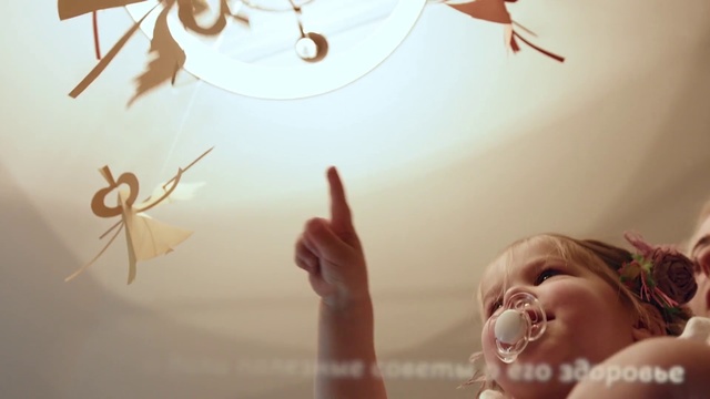 Video Reference N4: Facial expression, Light, Skin, Child, Finger, Hand, Smile, Happy, Sunlight, Fun