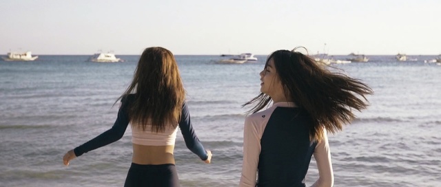Video Reference N1: body of water, sea, beach, fun, vacation, girl, friendship, ocean, summer, sky, Person