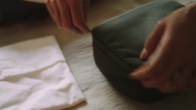 Video Reference N2: Hand, Finger, Leather, Paper