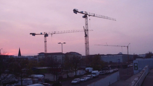 Video Reference N2: Crane, Sky, Atmospheric phenomenon, Urban area, Morning, Line, Vehicle, Evening, Roof, Residential area
