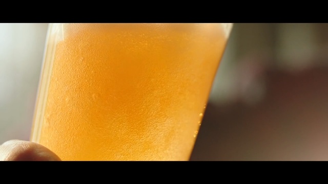 Video Reference N0: Drink, Yellow, Bellini, Orange juice, Juice, Agua de valencia, Beer, Orange soft drink, Orange drink, Beer glass