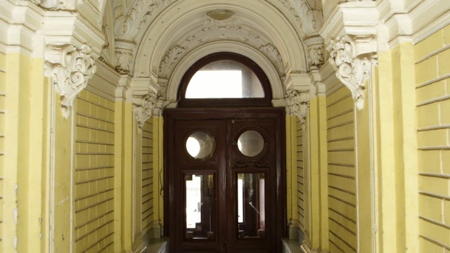 Video Reference N4: arch, arcade, building, classical architecture, door, facade, estate, window, molding, synagogue