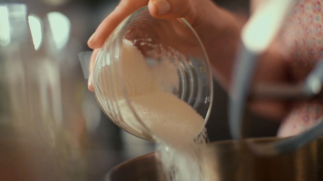 Video Reference N4: hand, drink, tableware, finger, food, glass