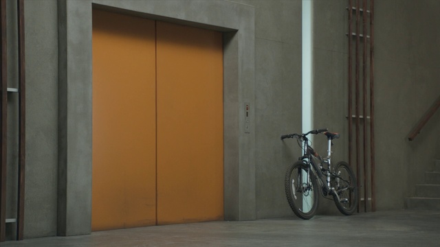Video Reference N0: Door, Wall, Yellow, Architecture, Bicycle wheel, Room, Automotive exterior, Auto part, Wood, Bicycle