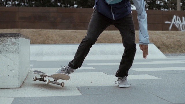 Video Reference N2: footwear, shoe, leg, joint, skateboarder, recreation, jeans, trousers, skateboarding, Person