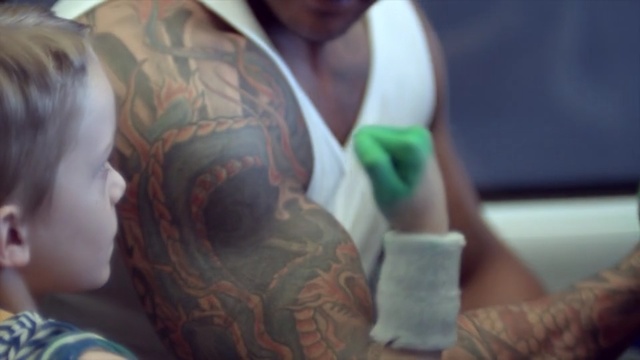 Video Reference N0: tattoo, arm, hand, human body, finger, human, girl, muscle, trunk, tattoo artist