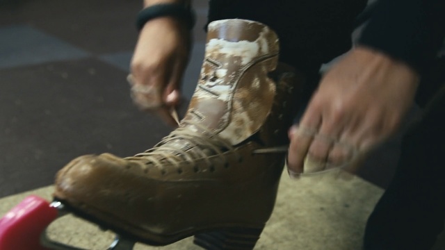 Video Reference N3: footwear, shoe, leg, outdoor shoe
