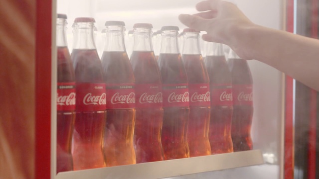 Video Reference N1: Coca-cola, Drink, Cola, Water, Soft drink, Product, Carbonated soft drinks, Bottle, Glass bottle, Plastic bottle