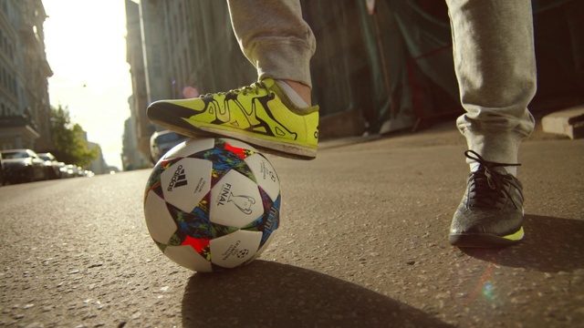Video Reference N5: Soccer ball, Football, Ball, Footwear, Soccer, Shoe, Freestyle football, Leg, Street football, Street stunts