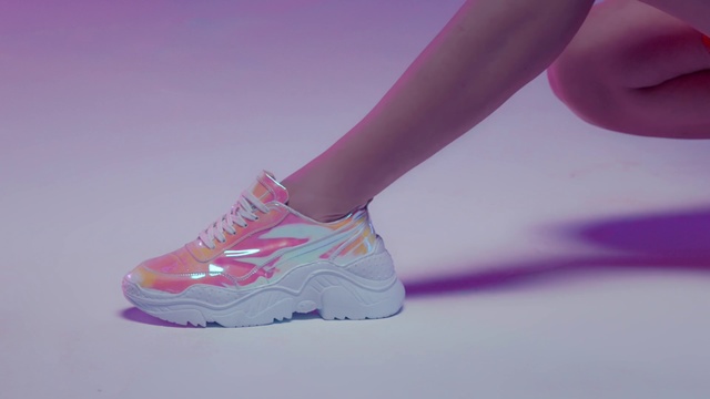 Video Reference N2: Footwear, White, Shoe, Pink, Purple, Sportswear, Sneakers, Athletic shoe, Human leg, Outdoor shoe