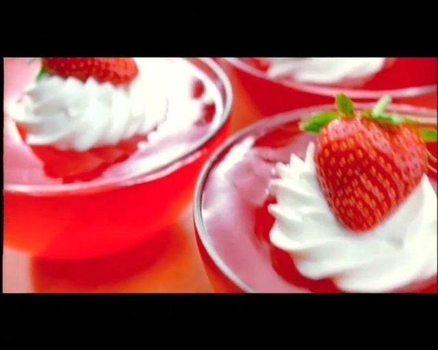Video Reference N0: Food, Strawberries, Strawberry, Whipped cream, Cream, Sweetness, Dessert, Red, Cuisine, Frozen yogurt