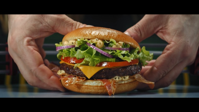 Video Reference N10: Food, Hamburger, Dish, Fast food, Junk food, Cuisine, Buffalo burger, Veggie burger, Cheeseburger, Sandwich