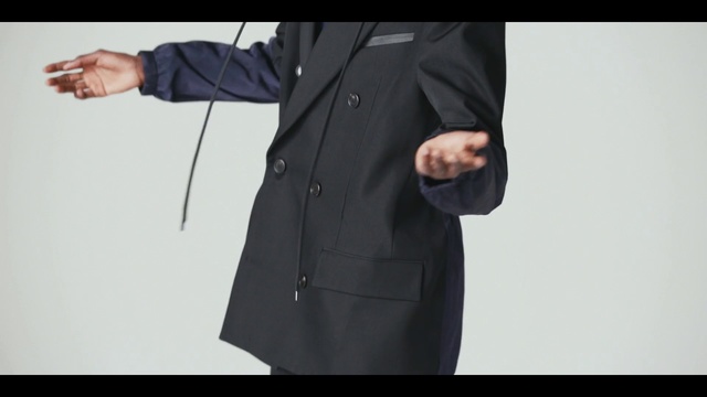 Video Reference N0: Suit, Clothing, Formal wear, Coat, Outerwear, Jacket, Overcoat, Blazer, Tuxedo, Sleeve