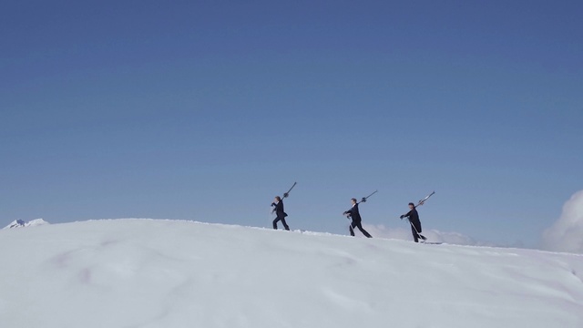 Video Reference N3: Snow, Winter, Sky, Ski mountaineering, Geological phenomenon, Recreation, Winter sport, Ski touring, Skiing, Arctic