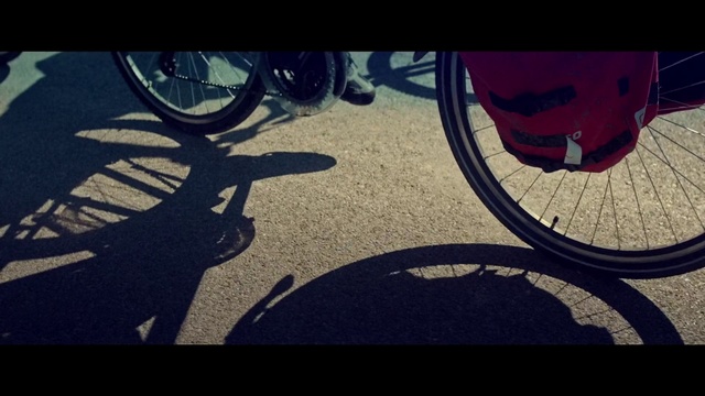 Video Reference N5: Bicycle wheel, Bicycle, Bicycle tire, Spoke, Shadow, Mode of transport, Bicycle part, Vehicle, Tire, Wheel