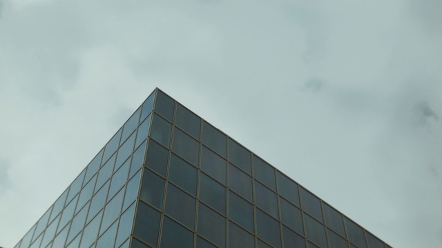 Video Reference N1: sky, building, daytime, skyscraper, architecture, cloud, tower block, corporate headquarters, facade, line