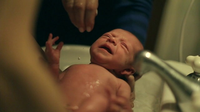 Video Reference N1: Child, Baby, Childbirth, Skin, Cheek, Bathing, Nose, Chin, Birth, Mouth