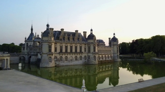 Video Reference N7: Château, Waterway, Building, Palace, Estate, Water castle, Stately home, Reflecting pool, Castle, Official residence