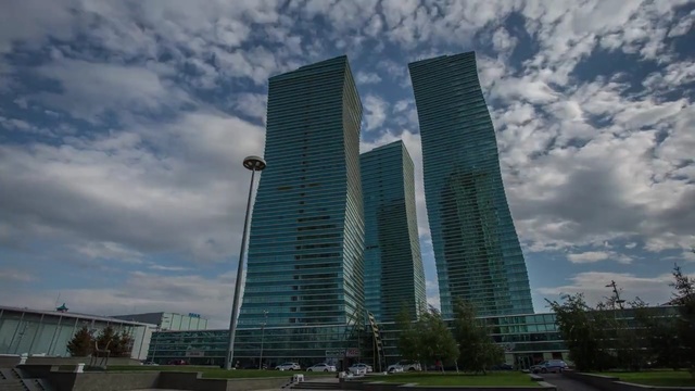 Video Reference N15: skyscraper, metropolitan area, tower block, building, sky, landmark, tower, condominium, metropolis, daytime, Person