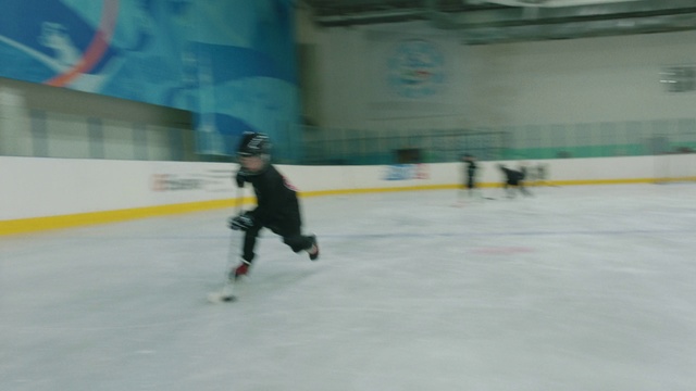 Video Reference N2: Sports, Ice rink, Skating, Ice hockey, Sports equipment, Hockey, Player, Team sport, Tournament, Ice skating