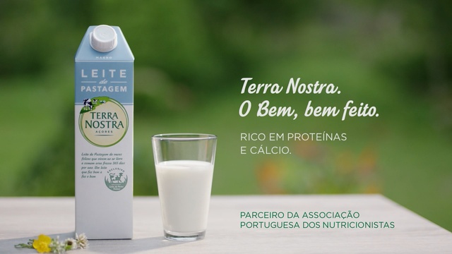 Video Reference N0: product, juice, product, drink, dairy product, liquid, raw milk, milk