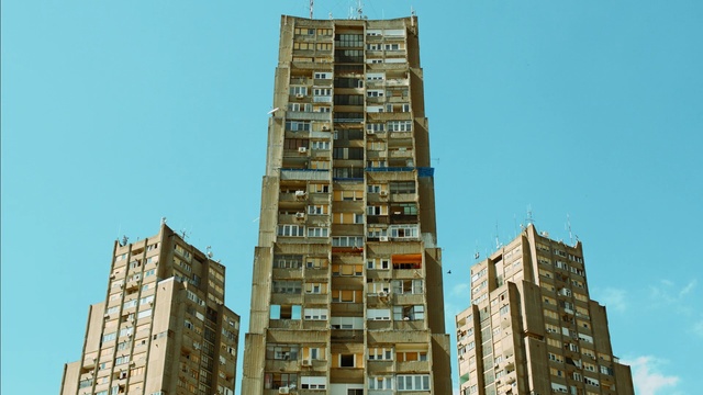 Video Reference N1: building, tower block, condominium, skyscraper, metropolis, metropolitan area, urban area, architecture, city, neighbourhood