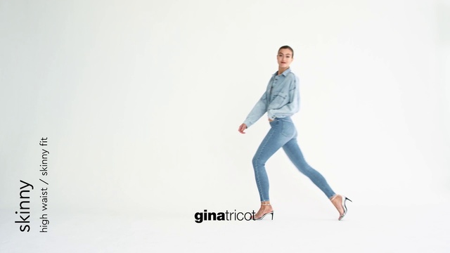 Video Reference N5: Standing, White, Clothing, Blue, Denim, Shoulder, Jeans, Product, Joint, Fashion