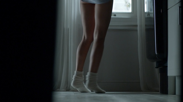 Video Reference N2: Human leg, Leg, White, Footwear, Thigh, Calf, Joint, High heels, Knee, Shoe