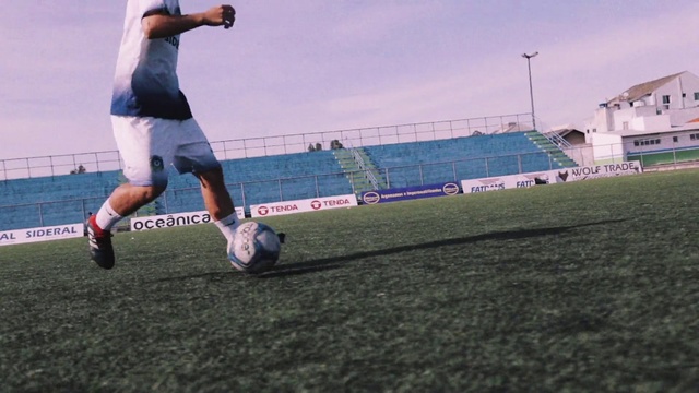 Video Reference N5: Player, Kick, Football, Soccer ball, Sports equipment, Ball, Sports, Sports training, Grass, Soccer