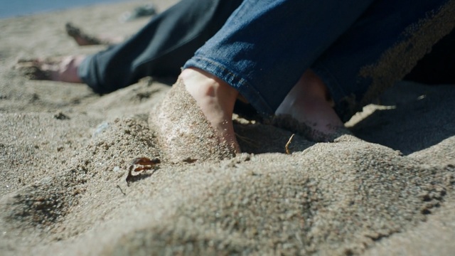 Video Reference N4: Sand, Leg, Foot, Toe, Hand, Soil, Human body, Finger, Rock, Barefoot