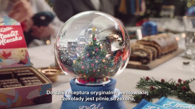 Video Reference N2: Christmas ornament, Christmas decoration, Ornament, Christmas tree, Ball, Sphere, Glass, Christmas, Ball, Holiday ornament